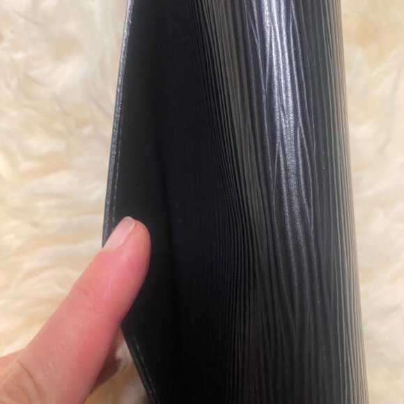 LOUIS VUITTON Epi Portefeuille Sarah Wallet in Black - Picture 13 of 17